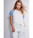Dubbelagent Cream T-Shirt met contrasterende blauw koude schouders