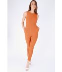 Goldie London Burnt Orange Overalls mit Rückenschmerzen