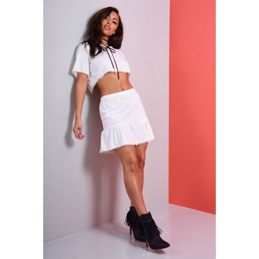 Lovemystyle weiß Co-Ord mit Pom Pom Rock und bauchfreies Top