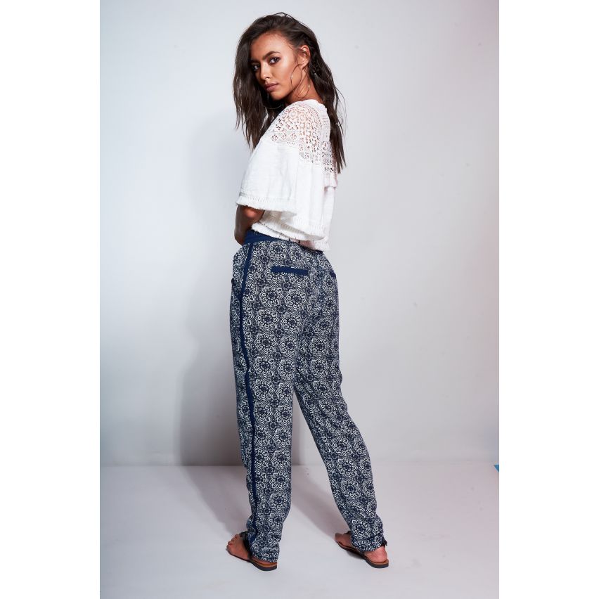 Daphnea Paris aztekische Marine gedruckten Tie Taille Hose