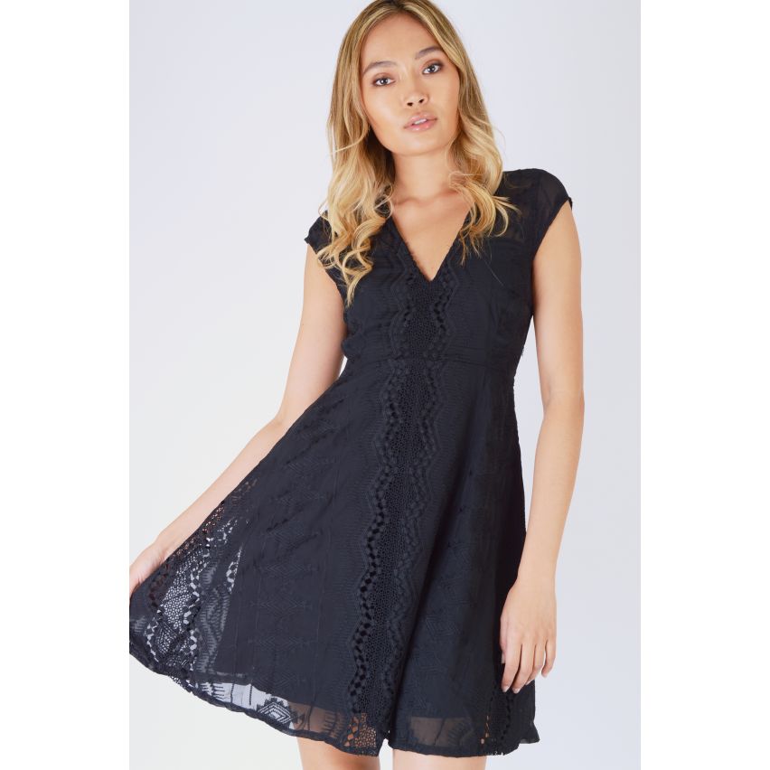 Robe patineuse Danity dentelle noire avec col v et de la pure dentelle retour