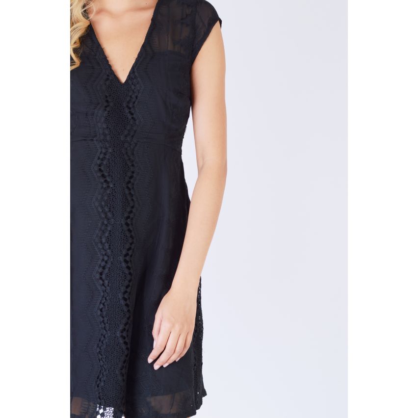 Robe patineuse Danity dentelle noire avec col v et de la pure dentelle retour