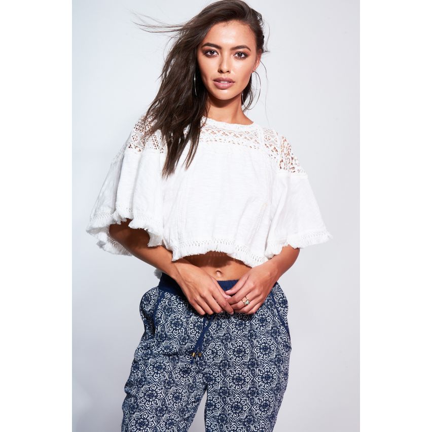 Blouse blanche Danity Top avec encolure au Crochet et ourlet frangé