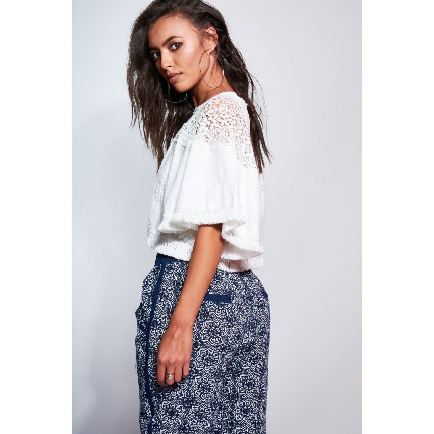 Blouse blanche Danity Top avec encolure au Crochet et ourlet frangé