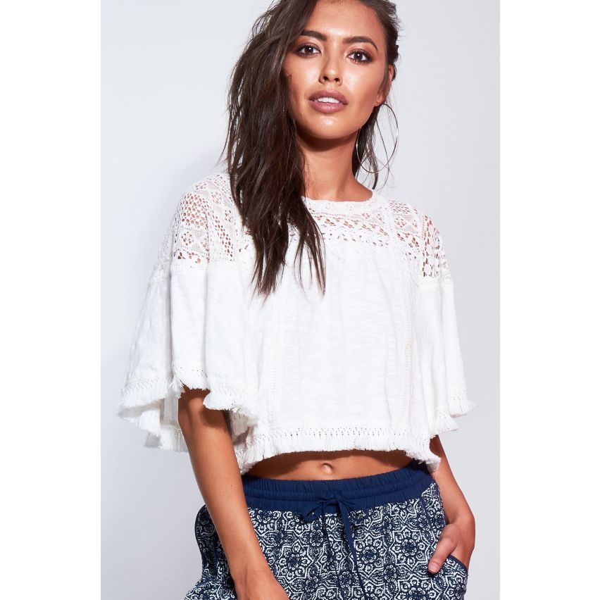 Blouse blanche Danity Top avec encolure au Crochet et ourlet frangé