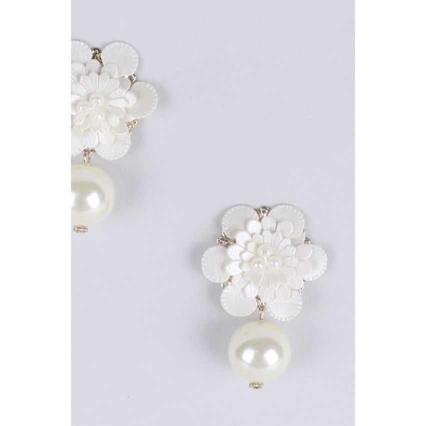 Pendientes florales Lovemystyle crema con detalle de perlas gota
