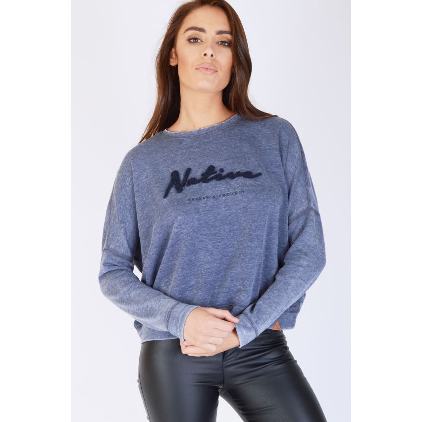 Progetto di venerdì a manica lunga blu Navy 'Native' Slogan Jumper