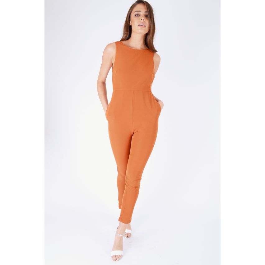 Goldie London Burnt Orange Overalls mit Rückenschmerzen