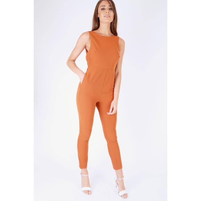 Goldie London Burnt Orange Overalls mit Rückenschmerzen