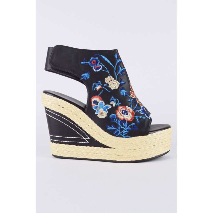 Lovemystyle Floral bestickten Wedge Heel Sandalen In schwarz