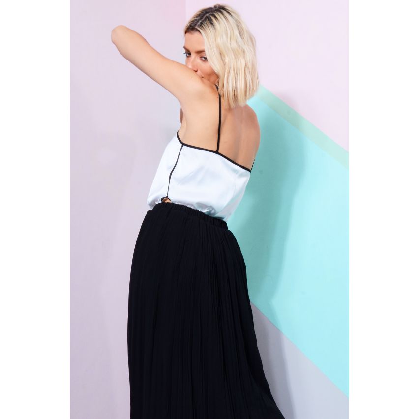 LMS-Satin Cami-Top In weiß mit schwarzer Polsterung und seitliche Schlitze