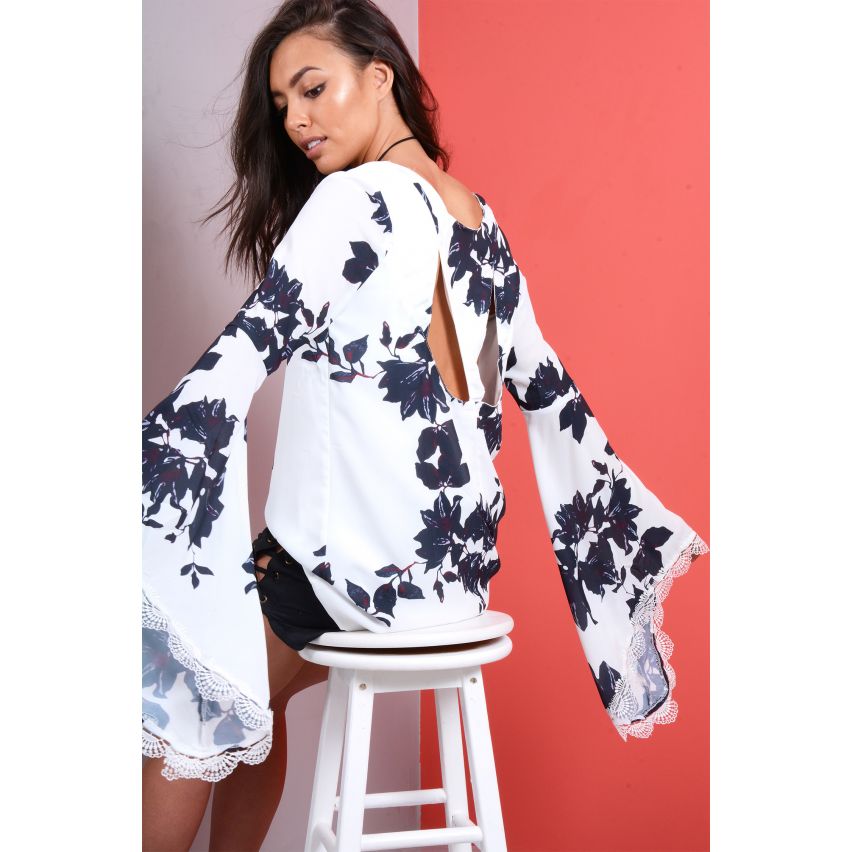 LMS weiß Floral Bell Sleeve Top mit Angel Wing Back Cut-outs