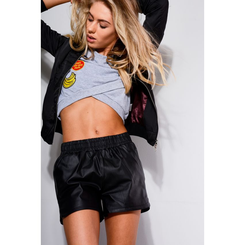Lovemystyle ecopelle Shorts a vita alta In nero