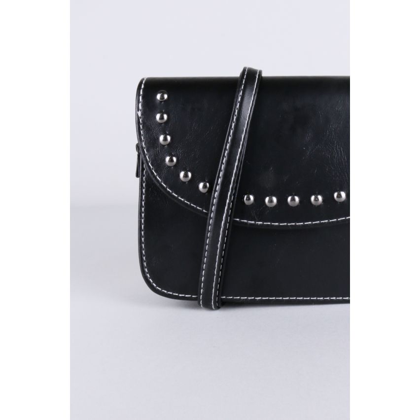 Sac Lovemystyle noir avec coutures blanches et poteaux métalliques