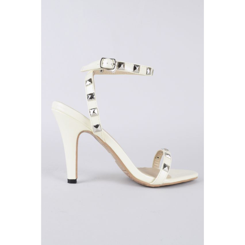 Lovemystyle besetzt kaum dort Lack Heels In Beige