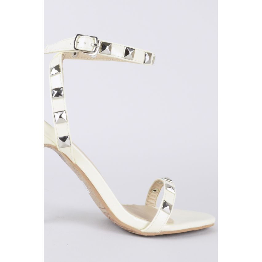 Lovemystyle besetzt kaum dort Lack Heels In Beige