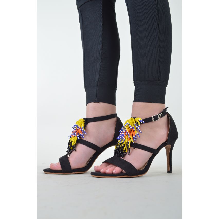 Lovemystyle Heels In schwarz mit Perlen Quaste