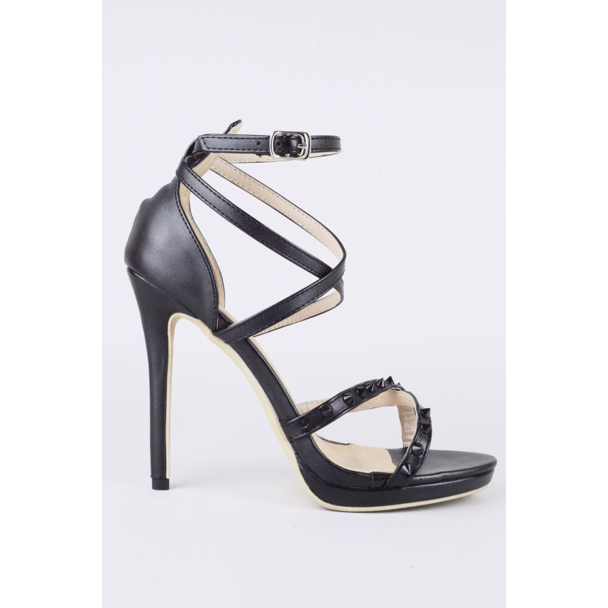 Lovemystyle Heels In schwarz mit Perlen Quaste