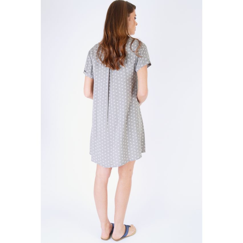 SHN manguito deslizante vestido en gris con estampado de hoja blanca