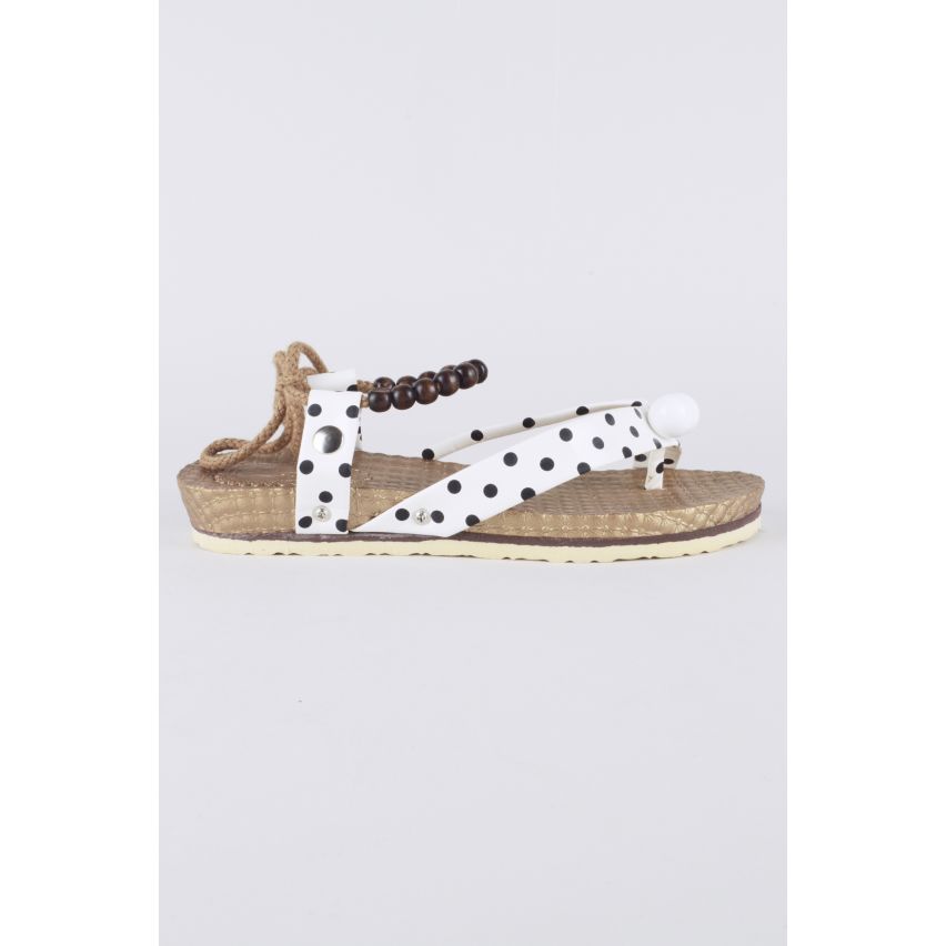 Lovemystyle White Polka Dot flache Sandale mit Perlen Detail