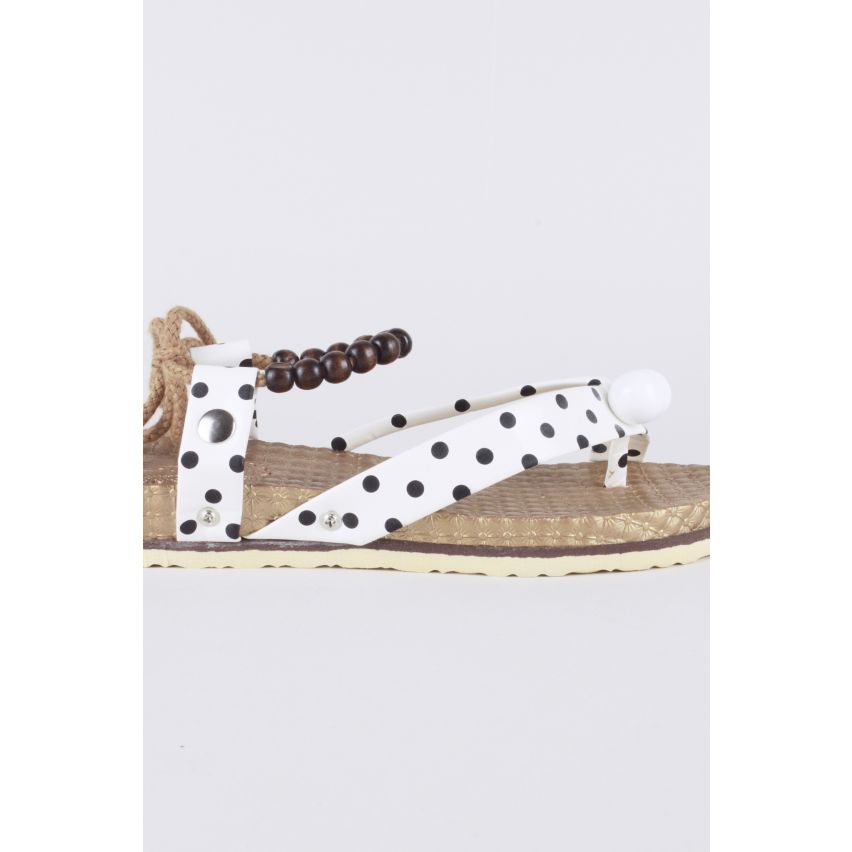 Lovemystyle White Polka Dot flache Sandale mit Perlen Detail