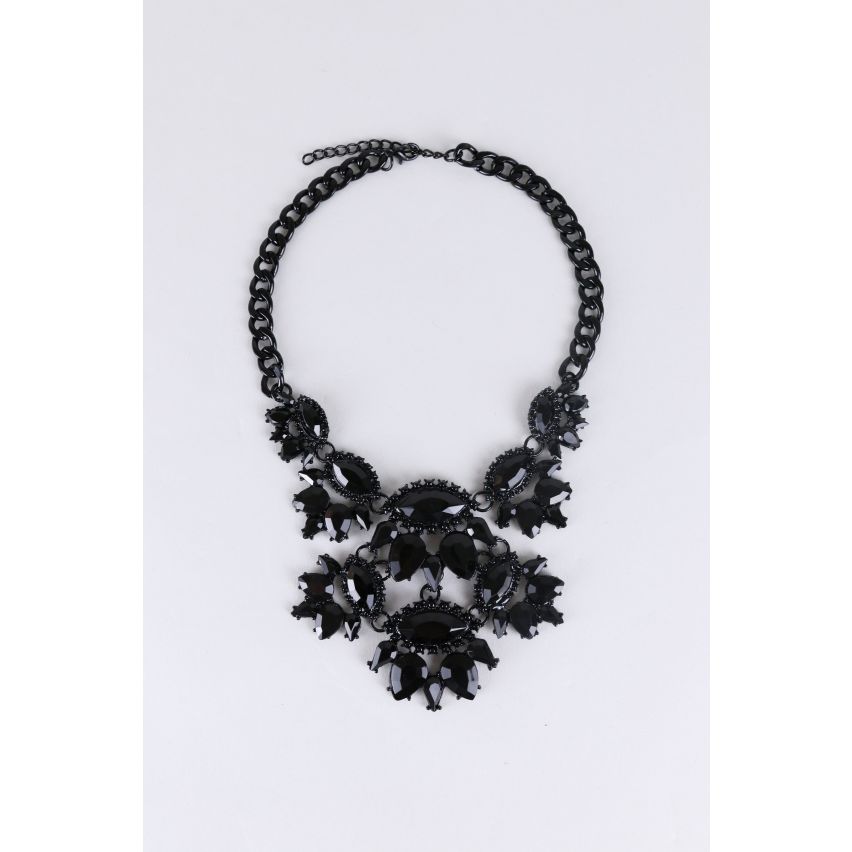 Collar de la declaración de Lovemystyle negro con joyas en niveles