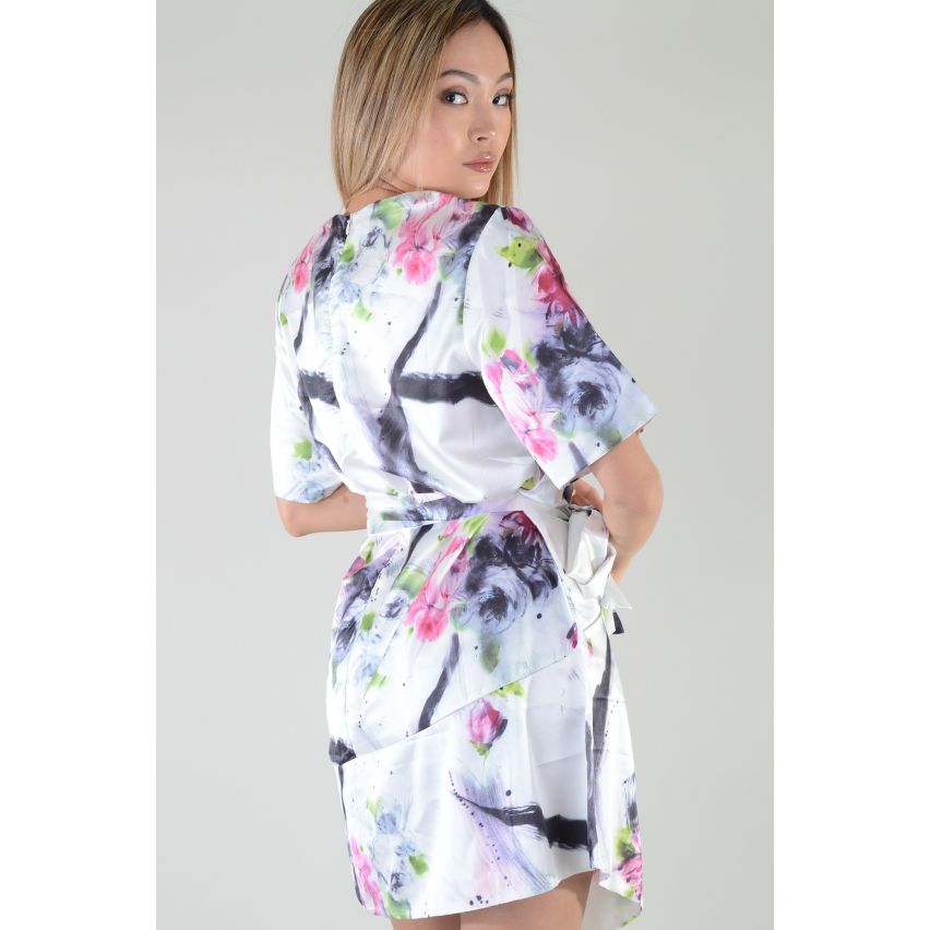 Lovemystyle robe à motifs fleurs avec Tie Waist en blanc - échantillon