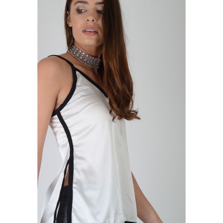LMS Cami satén superior en crema con negro y fracturas laterales - muestra