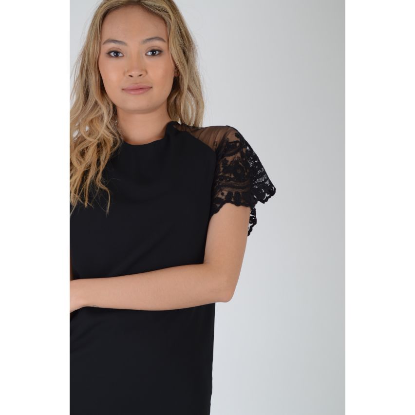 Robe Lovemystyle noire avec dentelle poitrine et ourlet 