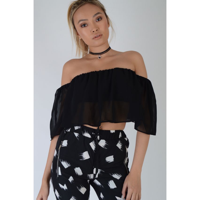 Lovemystyle aus der Schulter Chiffon Crop Top In schwarz - Probe