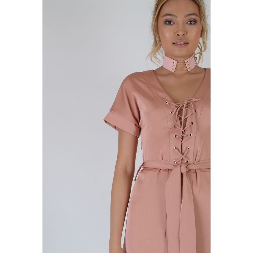 Lovemystyle encaje vestido Maxi con Split frontal en color rosa polvo - muestra
